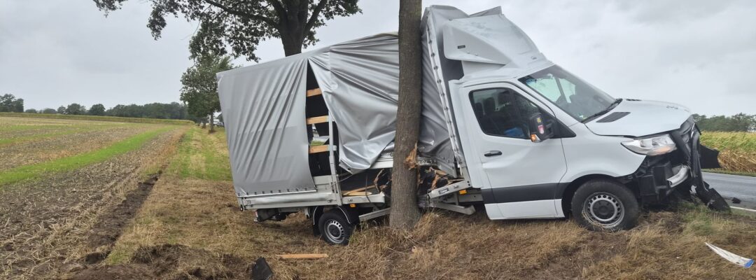TVUK1 – eCall – Kleintransporter kollidiert mit Baum auf B214