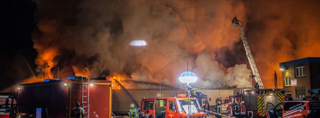 Großbrand in Müllbetrieb in Stuhr